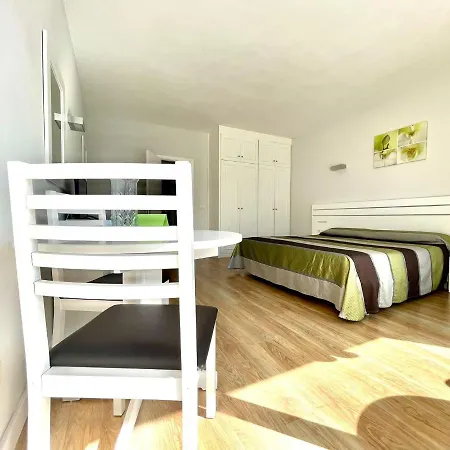 Apartmán Single Studio E With Wifi, Balcony, Swimming Pools